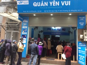 Image: The 2,000 Vnd rice shop is crowded in the cold weather