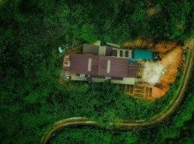 Image: The boy who dropped out of studying abroad came back to Da Lat to build a lovely wooden house, work on a farm, and tell his own youth story.