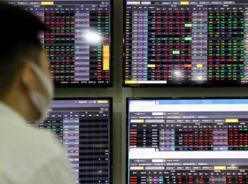 Image: Three stocks at risk of losing blue-chip status