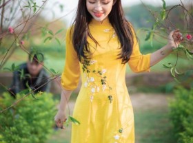 Image: A young girl from Thanh is as beautiful as a muse, walking to welcome Spring early