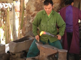 Image: Blacksmith village is red all year round in Pac Rang, Cao Bang