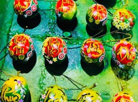 Image: Earning 1000$ a week, young teachers are busy with coconut painting in the days before Tet