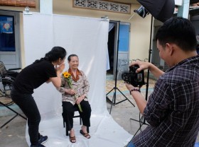Image: Ho Chi Minh City youths organize charitable photo shoot for elderly citizens