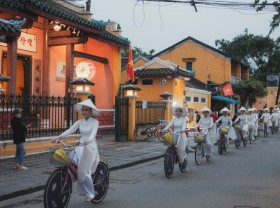 Image: Performing ao dai in Hoi An ancient town
