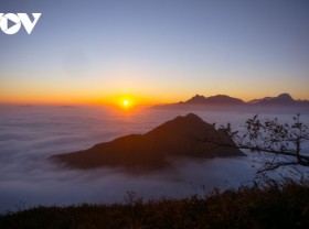Image: The moment of magical dawn on the sea of ​​salt mountain clouds