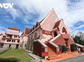Image: “Check-in” the beautiful pink church in Da Lat