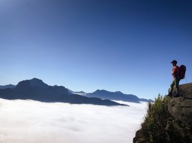 Image: Lao Than peak in ocean of clouds