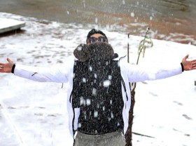 Image: Snow-covered the Northwest, many people poured in for the first time