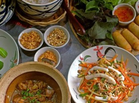 Image: Tourism industry still struggling because of Covid-19, directors sell food online