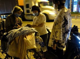 Image: At 0 o’clock at night in Saigon 19 degrees of 5 18-year-old female students