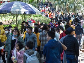 Image: Crowds at Hanoi zoo on New Year Holiday