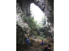 Image: Exploring Lung Pang Peak in Cao Bang Province