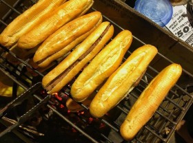 Image: Hai Phong’s favorite baguette stall that offers only 2 options