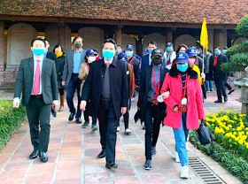 Image: Hanoi welcomes first domestic tourists on first day of 2021