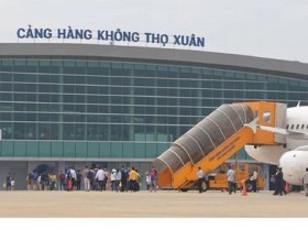Image: Plane cancels landing as dog breaks into airport