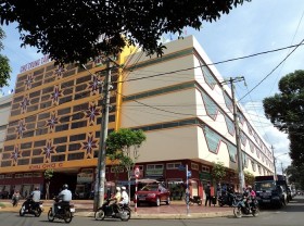 Image: Shopping at Buon Ma Thuot Central Market