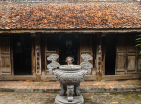Image: The hundred-year-old wooden house contains many precious antiques of the Nguyen dynasty in Ha Nam