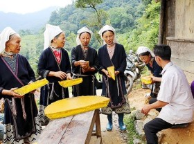 Image: Unique patterns on traditional clothes of ethnic minority people