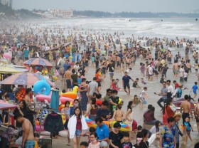 Image: Waves of tourists lap at Vung Tau beach for a New Year dip