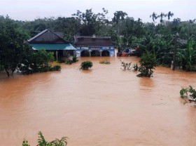 Image: U.S. veterans raise funds for flood victims in central Vietnam