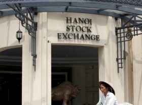 Image: Vietnam stock market overloaded by surge of new investors, index jumps