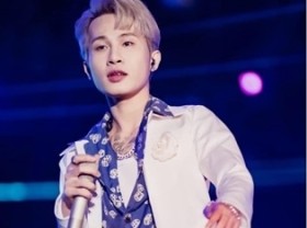 Image: Young pop singer wins at Asian Television Awards