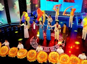 Image: Cải lương guru offers Tết gifts to poor artists