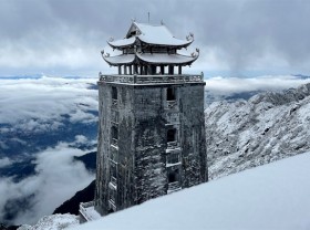 Image: Fansipan covered in blanket of snow