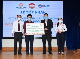 Image: Hung Thinh Corporation donates real-time PCR Covid-19 testing machine to HCMC