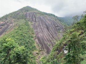 Image: Pờ Ma Lung Mountain attracts climbers