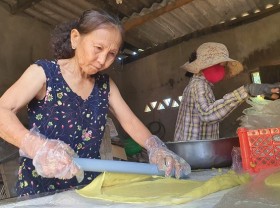 Image: Return to Tam Quan coconut land to enjoy the sweet potato rice paper
