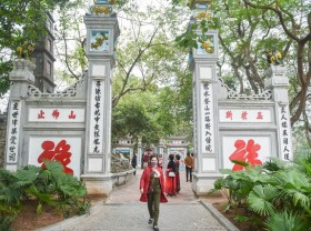 Image: Series of famous monuments in Hanoi closed, visitors, stand watching from a distance