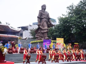 Image: Stop a series of the big spring festival in Tet Tan Suu