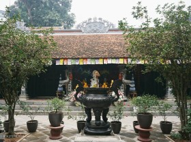 Image: The old pagoda is over 1,000 years old on West Lake