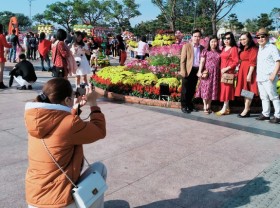 Image: The weather is nice, Danang people are bustling with spring travel