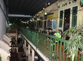 Image: Three Hanoi style cafes between Saigon, just one word: Maze!