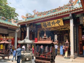 Image: Get through the horse’s belly for good luck in the Chinese temple