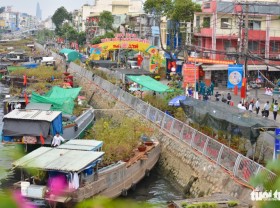 Image: Ho Chi Minh City kicks off spring flower fest along canal