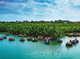 Image: Travel firms contribute to offsetting climate change by tree planting tours in Hoi An