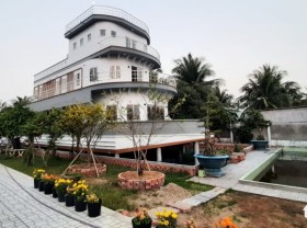 Image: Vietnamese farmer builds yacht-shaped house as ode to life on the high seas