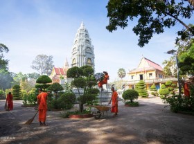 Image: On New Year’s Eve, there is a giant reclining Buddha statue