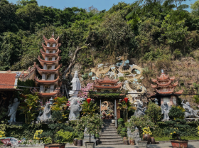 Image: The temple was built in Do Son cave