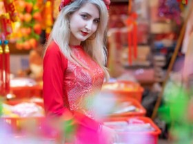 Image: Tourists feel like royalty when wearing ao dai