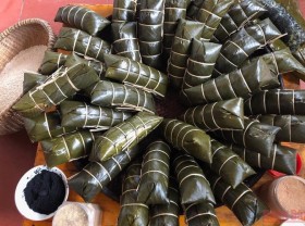 Image: Black glutinous rice cake: A unique dish of Tay ethic people in Lao Cai