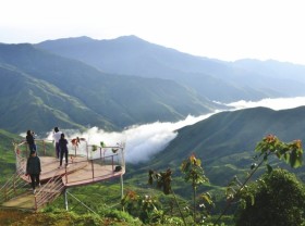Image: Travel to Ta Xua mountain peak