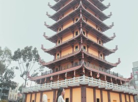 Image: Visiting Saigon pagoda at the beginning of Tan Suu year
