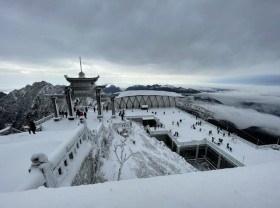 Image: Tourists rush to Fansipan to see snow