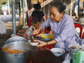 Image: Bread soup 10,000 dongs of old lady U90