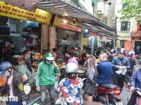 Image: Chicken with roses sells hundreds of chickens at Hang Be market in Hanoi on the full moon day of January