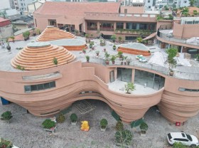 Image: Close-up of a hundred billion pottery house with unique design in Bat Trang ancient village